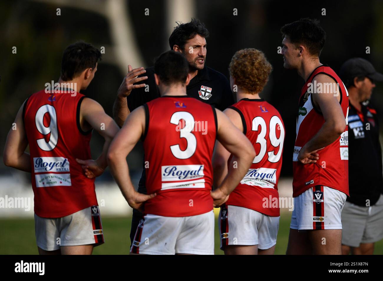 EUROA, AUSTRALIA 11 maggio 2024. Nella foto: Jarrad Waite, ex calciatore australiano professionista, consiglia la sua squadra durante il quarto di pausa durante Foto Stock