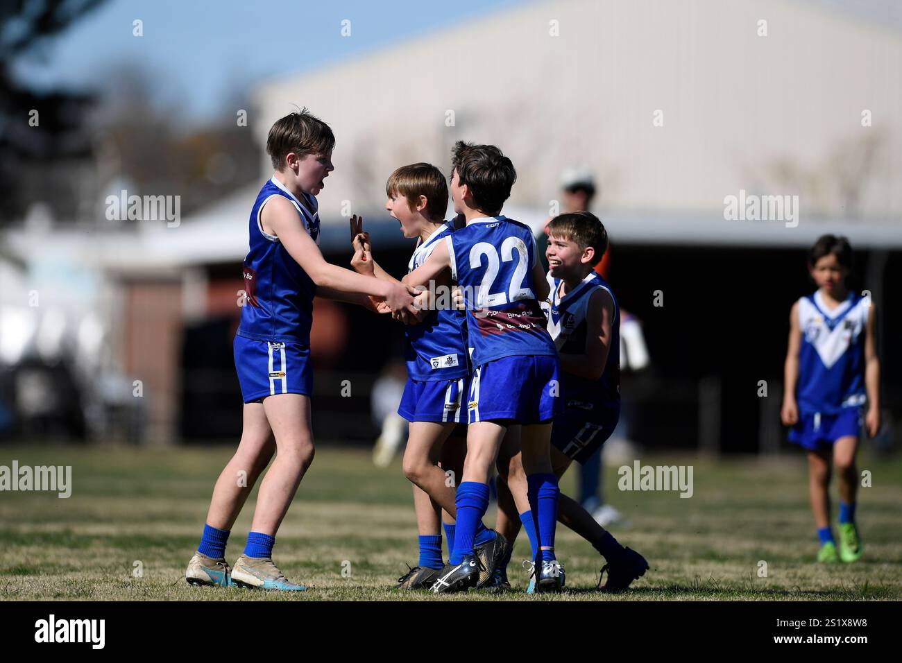 BENALLA, AUSTRALIA 11 agosto 2024. Un ragazzo del Bright Football Club regge tre dita ai suoi compagni di squadra dopo aver segnato tre gol per la sua squadra Foto Stock