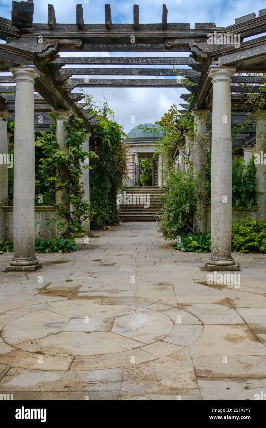 Hampstead Heath Pergola con edificio con giardino a cupola. Gemma nascosta nel nord di Londra. Foto Stock