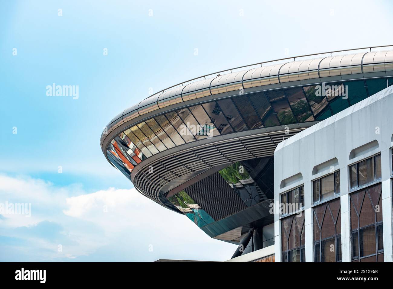 Vista dall'alto della nuova Corte Suprema di Singapore. L'area dei piattini all'ultimo piano contiene una serie di campi e sale riunioni Foto Stock