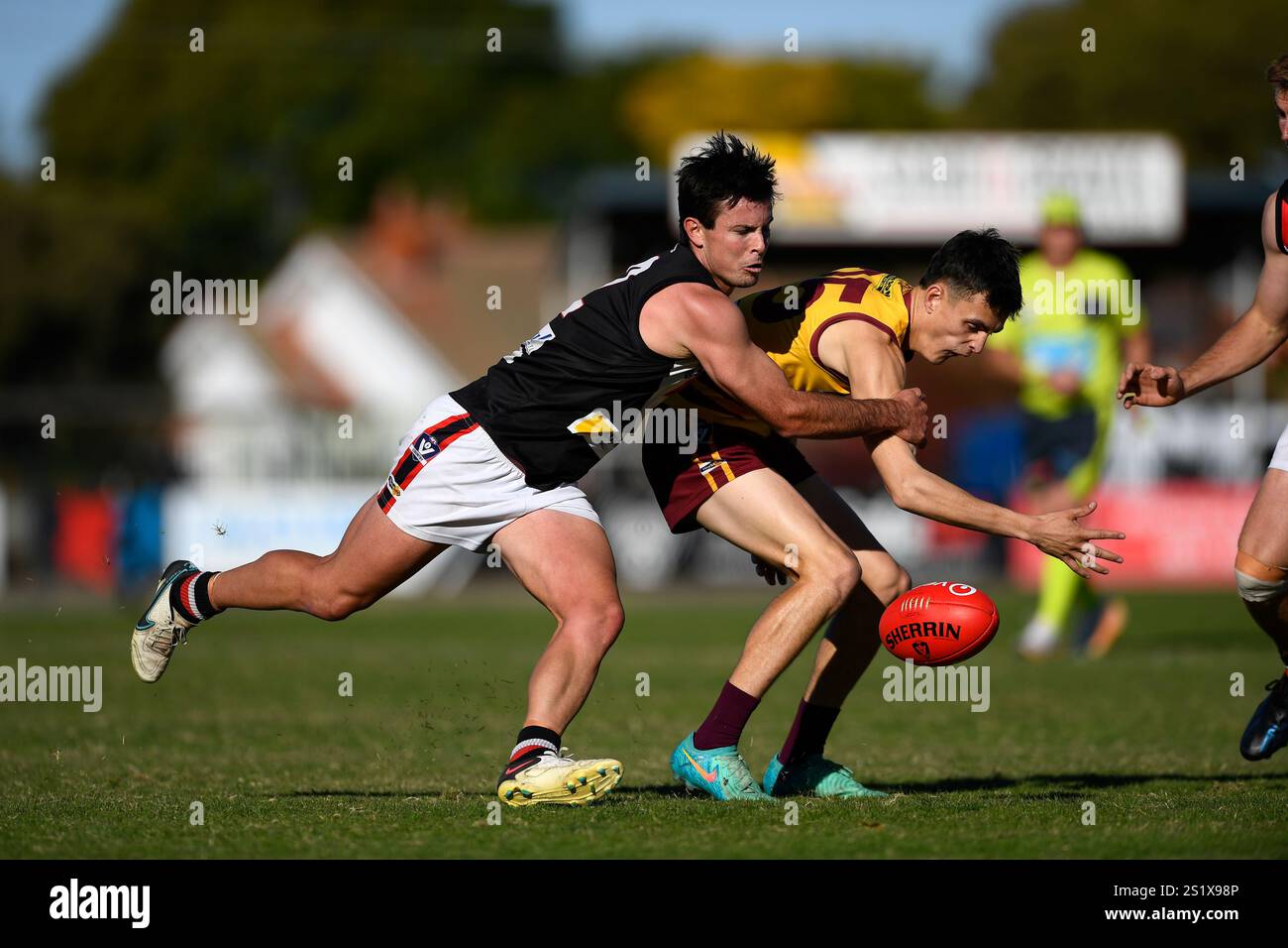 SHEPPARTON, AUSTRALIA, 18 maggio 2024. Nella foto: Chris Welsh di Benalla (a sinistra) va a fare un tackle durante l'Australian Rules Football, Goulburn Valley Foo Foto Stock SHEPPARTON, AUSTRALIA, 18 maggio 2024. Nella foto: Chris Welsh di Benalla (a sinistra) va a fare un tackle durante l'Australian Rules Football, Goulburn Valley Foo Foto Stock