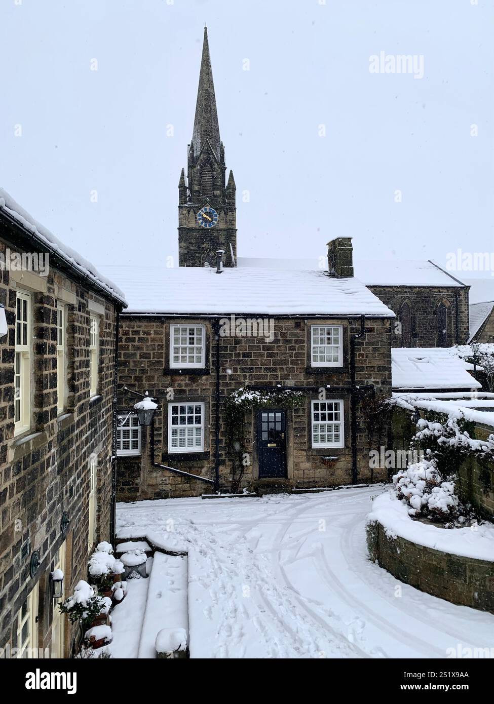 Burley a Wharfedale, North Yorkshire, neve, clima freddo invernale, posto che nevica si è sistemato fuori dall'autunno Natale, posto di ghiaccio bianco fuori dalla chiesa del villaggio Foto Stock