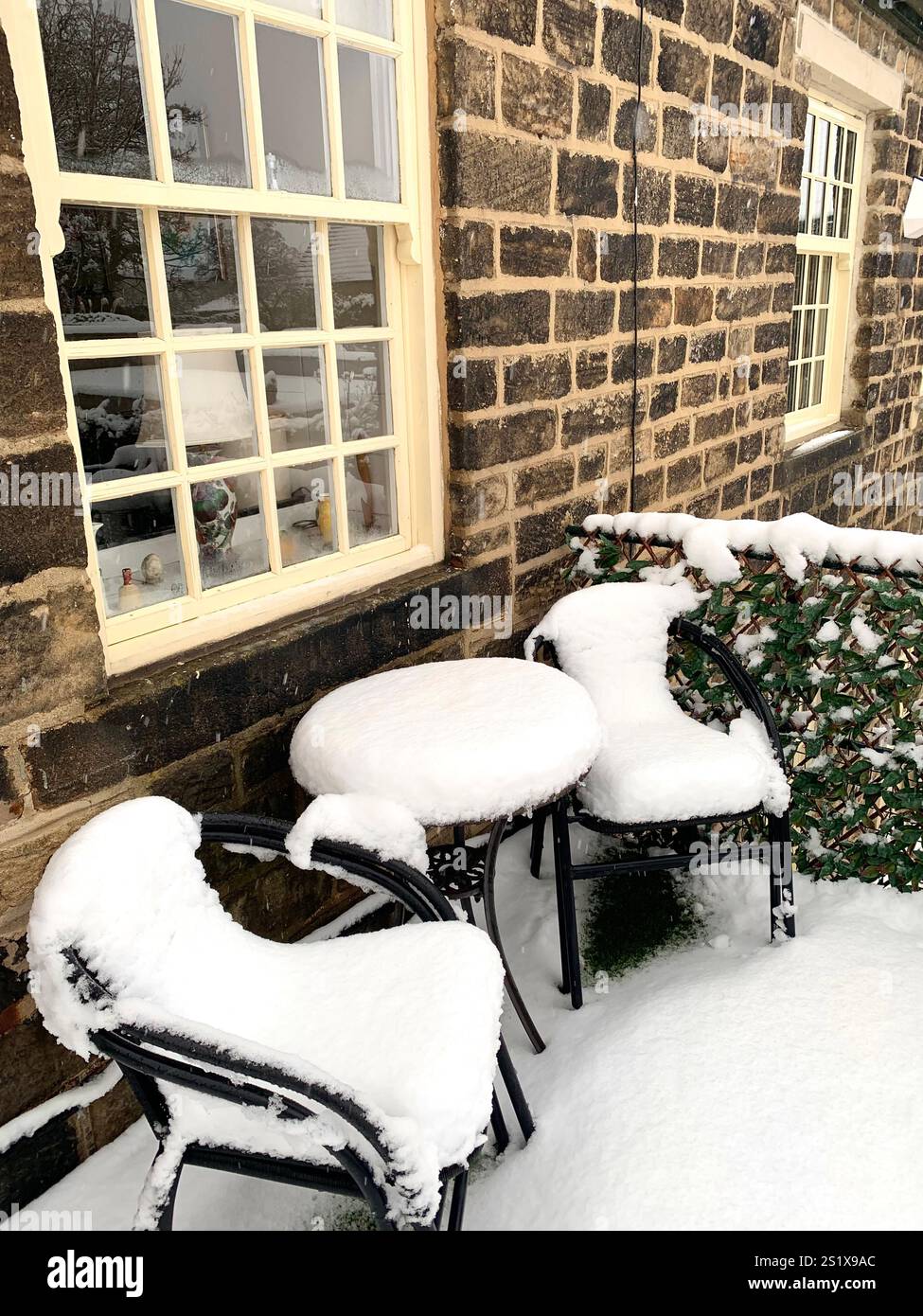 Burley a Wharfedale, North Yorkshire, neve, clima freddo invernale, neve, si stabilirono fuori dalla strada del sentiero del villaggio - Immagine stock catturata con smartphone
