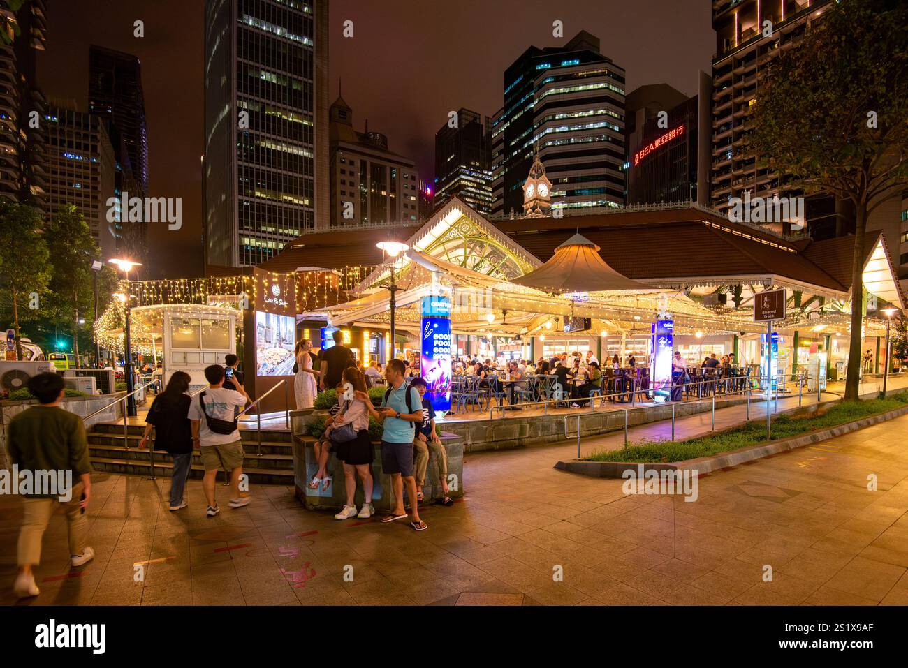 Costruito nel 1894, il Lau Pa Sat è uno dei più antichi e iconici mercati di hawker di Singapore, e l'unico ospitato in un monumento nazionale scolpito Foto Stock