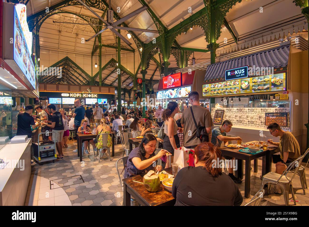 Costruito nel 1894, il Lau Pa Sat è uno dei più antichi e iconici mercati di hawker di Singapore, e l'unico ospitato in un monumento nazionale scolpito Foto Stock