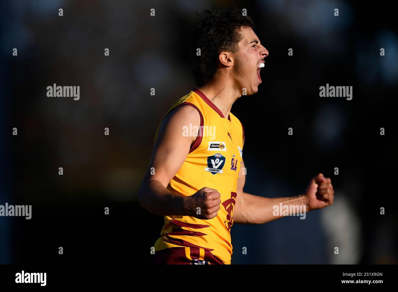 SHEPPARTON, AUSTRALIA, 18 maggio 2024. Un giocatore degli Shepparton Bears stringe i pugni e grida per celebrare un gol durante il calcio australiano Foto Stock