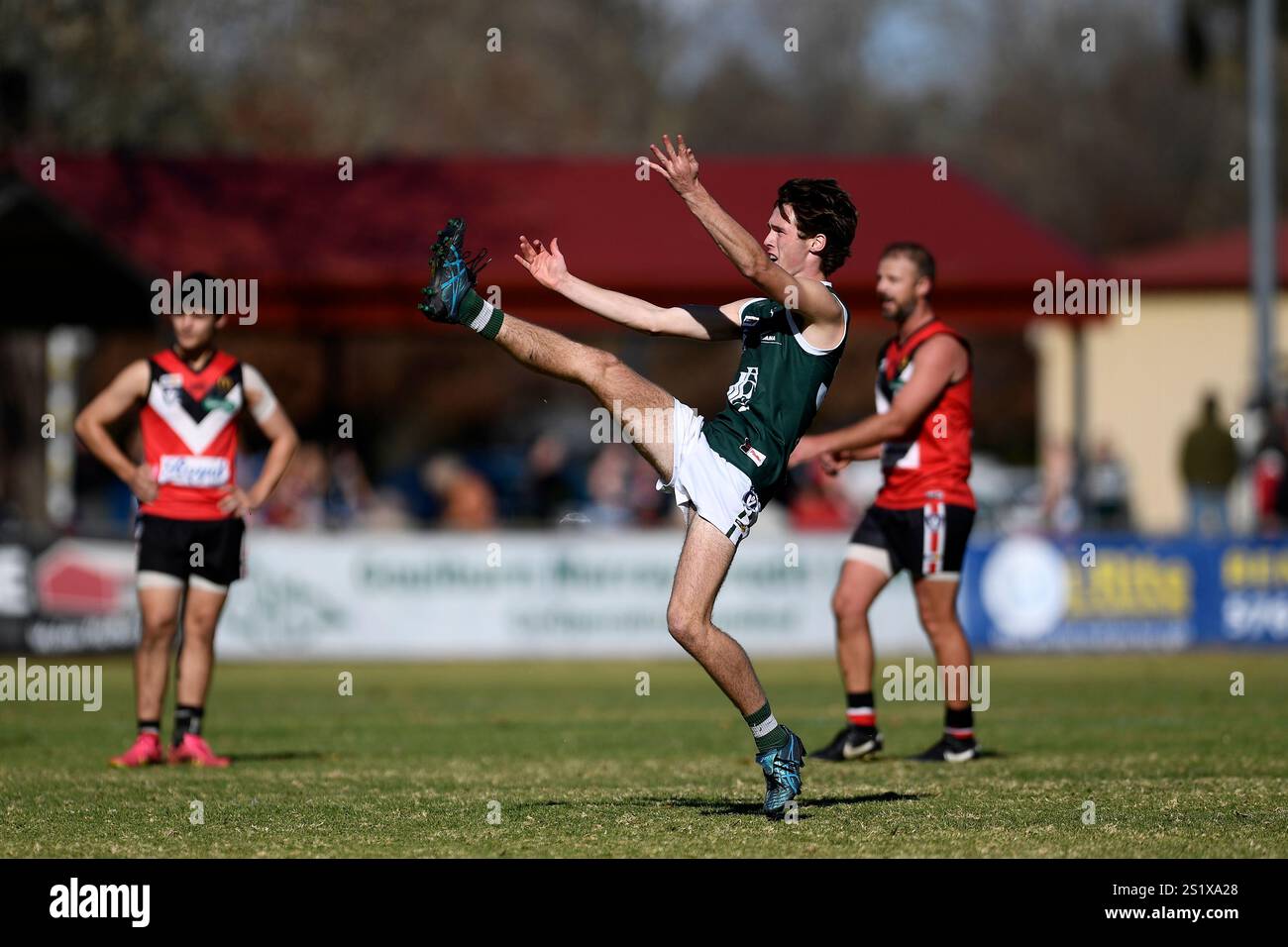 BENALLA, AUSTRALIA 1 giugno 2024. Australian Rules Football, Goulburn Valley Football League round 8. I Benalla Saints affrontano i bombardieri Echuca Foto Stock