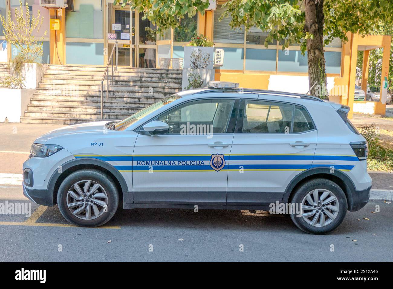 Porto Montenegro, Montenegro, 12 agosto 2024. Auto della polizia municipale in una strada della città. Foto Stock