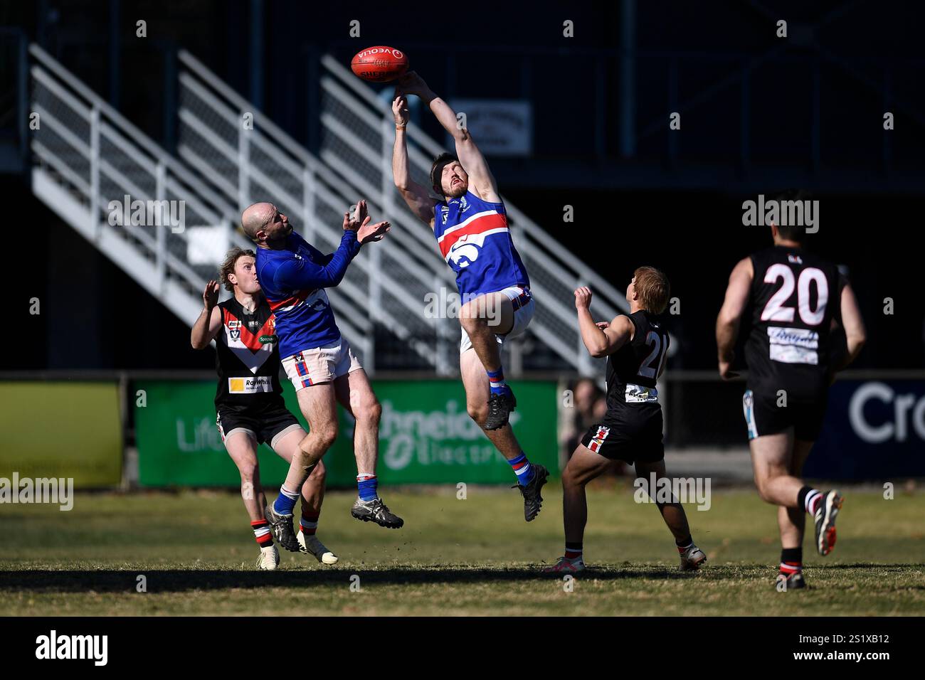 BENALLA, AUSTRALIA 22 giugno 2024. Australian Rules Football, Goulburn Valley Football League Round 11. I Benalla Saints affrontano i Tatura Bulldogs Foto Stock