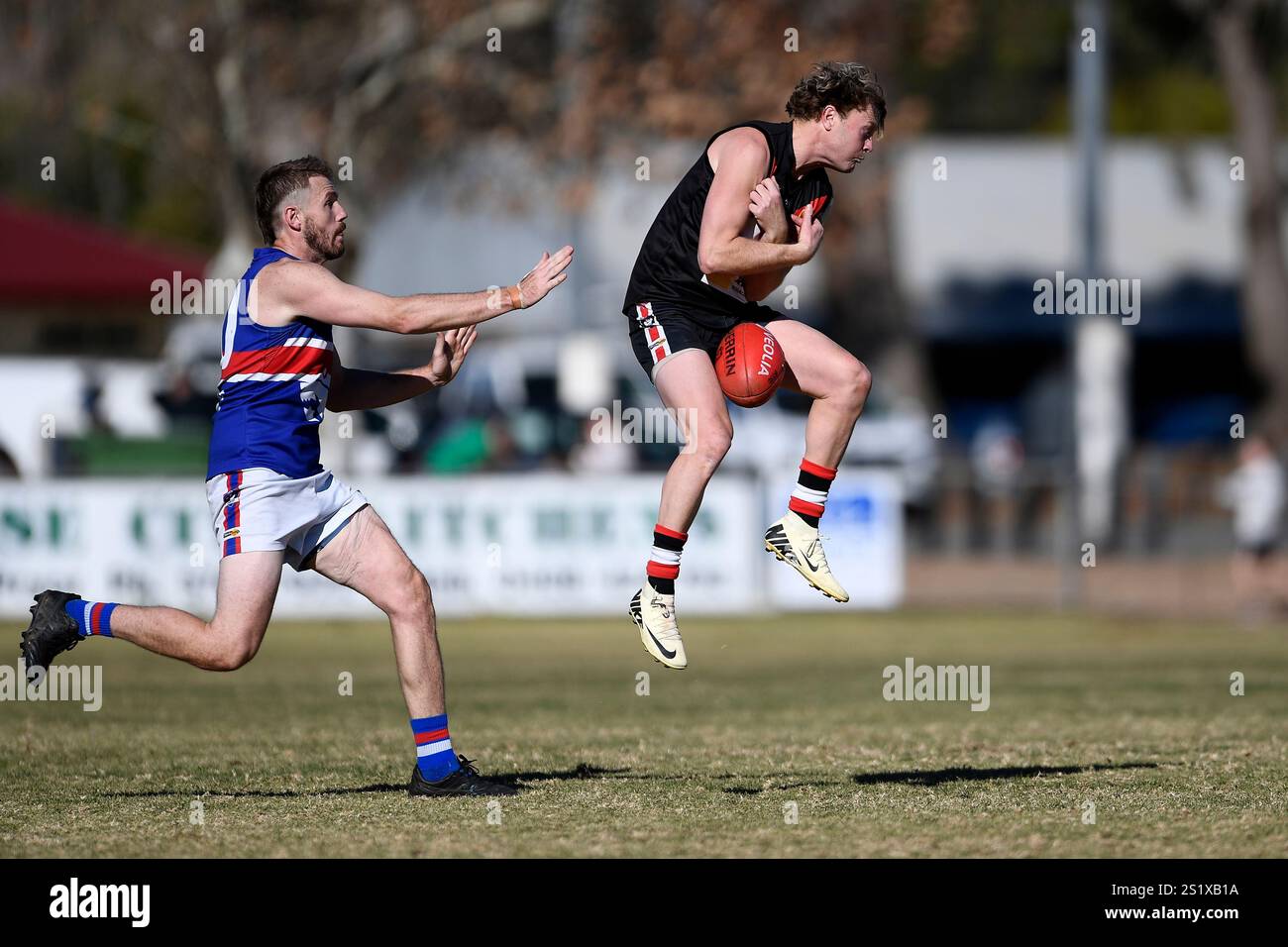 BENALLA, AUSTRALIA 22 giugno 2024. Australian Rules Football, Goulburn Valley Football League Round 11. I Benalla Saints affrontano i Tatura Bulldogs Foto Stock