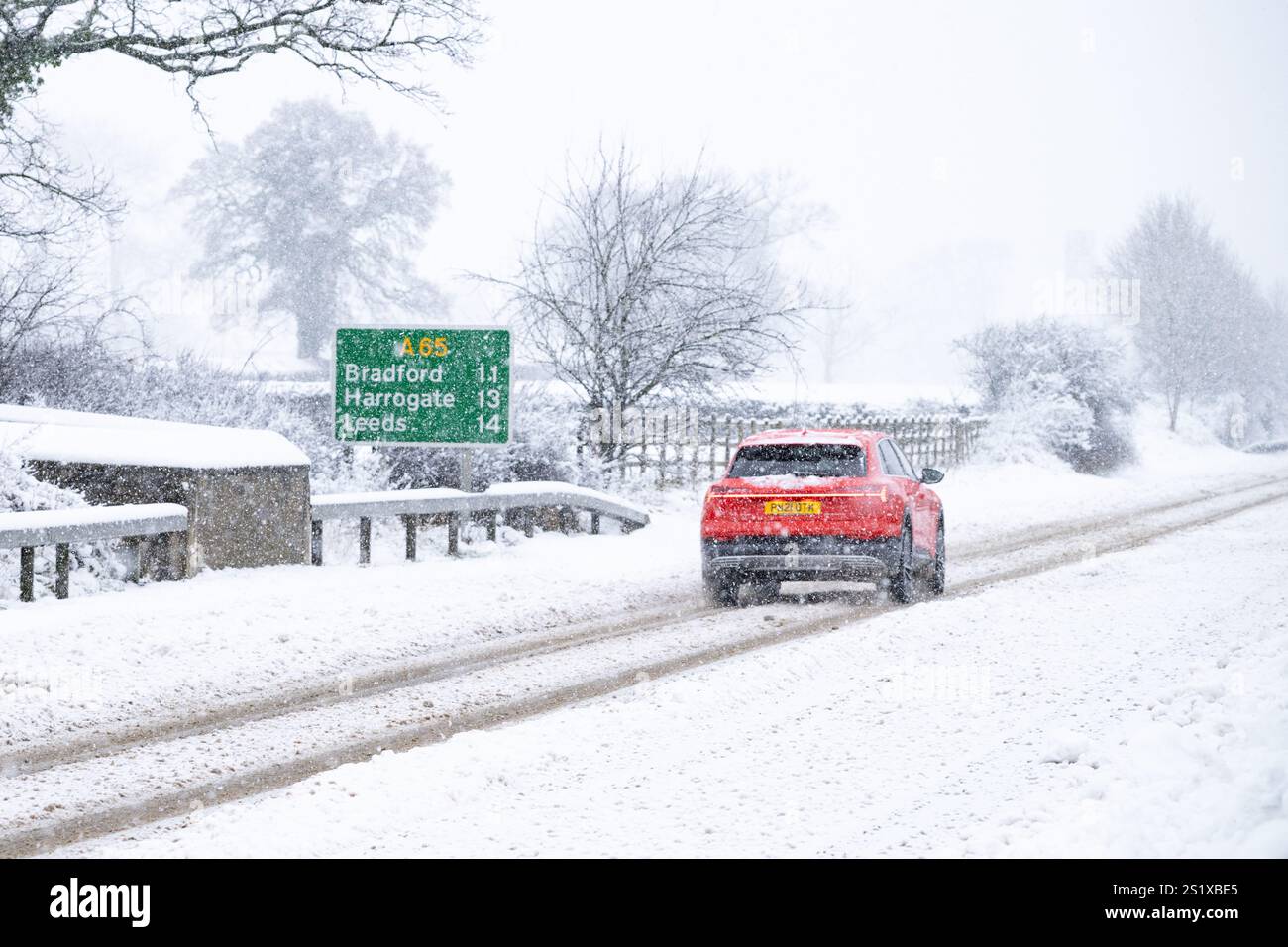 A65, Burley a Wharfedale, Ilkley, West Yorkshire, Regno Unito. 5 gennaio 2025. Meteo Regno Unito - traffico lento sulla A65 vicino a Burley a Wharfedale credito: Kay Roxby/Alamy Live News Foto Stock