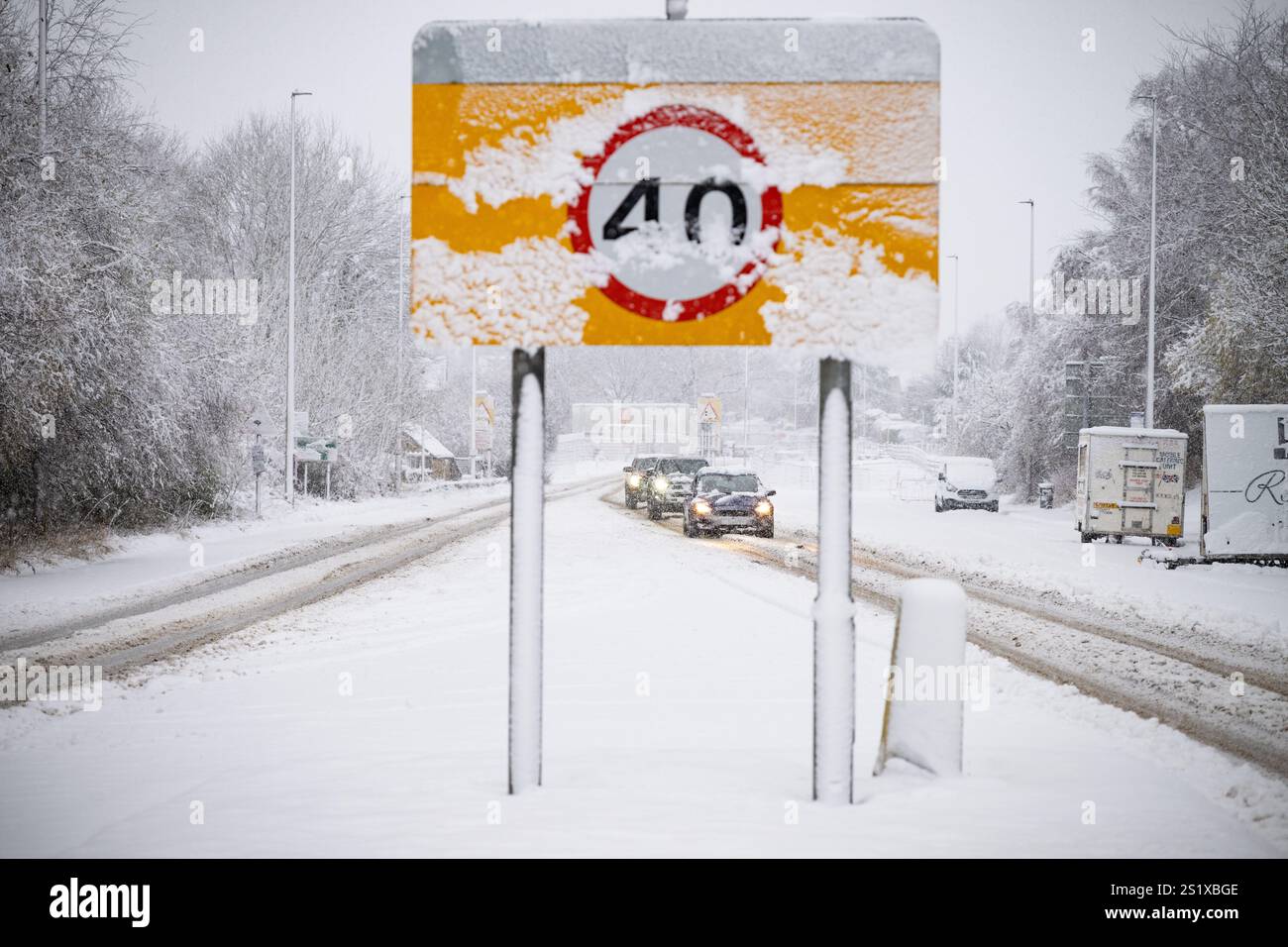 A65, Burley a Wharfedale, Ilkley, West Yorkshire, Regno Unito. 5 gennaio 2025. Meteo Regno Unito - traffico lento sulla A65 vicino a Burley a Wharfedale credito: Kay Roxby/Alamy Live News Foto Stock