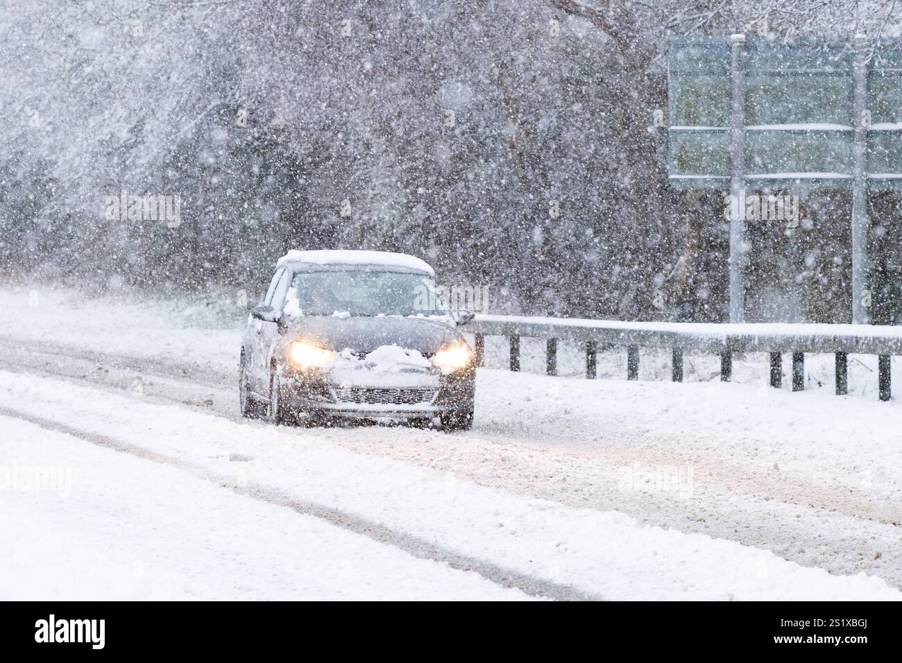 A65, Burley a Wharfedale, Ilkley, West Yorkshire, Regno Unito. 5 gennaio 2025. Meteo Regno Unito - traffico lento sulla A65 vicino a Burley a Wharfedale credito: Kay Roxby/Alamy Live News Foto Stock