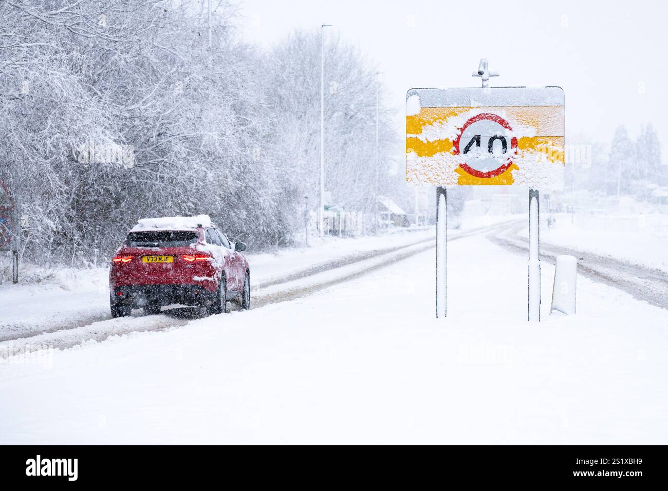 A65, Burley a Wharfedale, Ilkley, West Yorkshire, Regno Unito. 5 gennaio 2025. Meteo Regno Unito - traffico lento sulla A65 vicino a Burley a Wharfedale credito: Kay Roxby/Alamy Live News Foto Stock