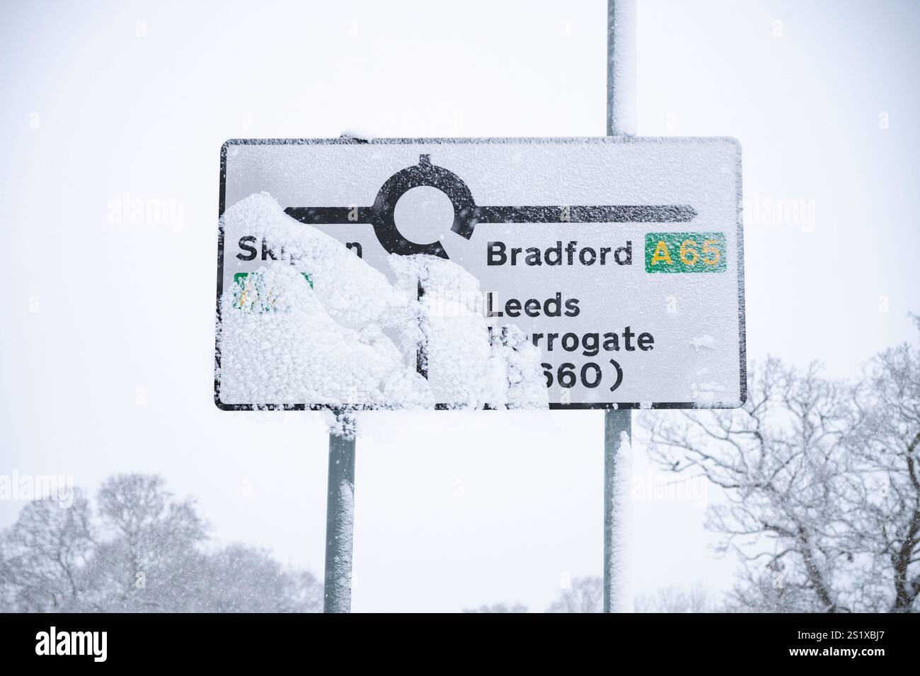 A65, Burley a Wharfedale, Ilkley, West Yorkshire, Regno Unito. 5 gennaio 2025. Meteo Regno Unito - traffico lento sulla A65 vicino a Burley a Wharfedale credito: Kay Roxby/Alamy Live News Foto Stock
