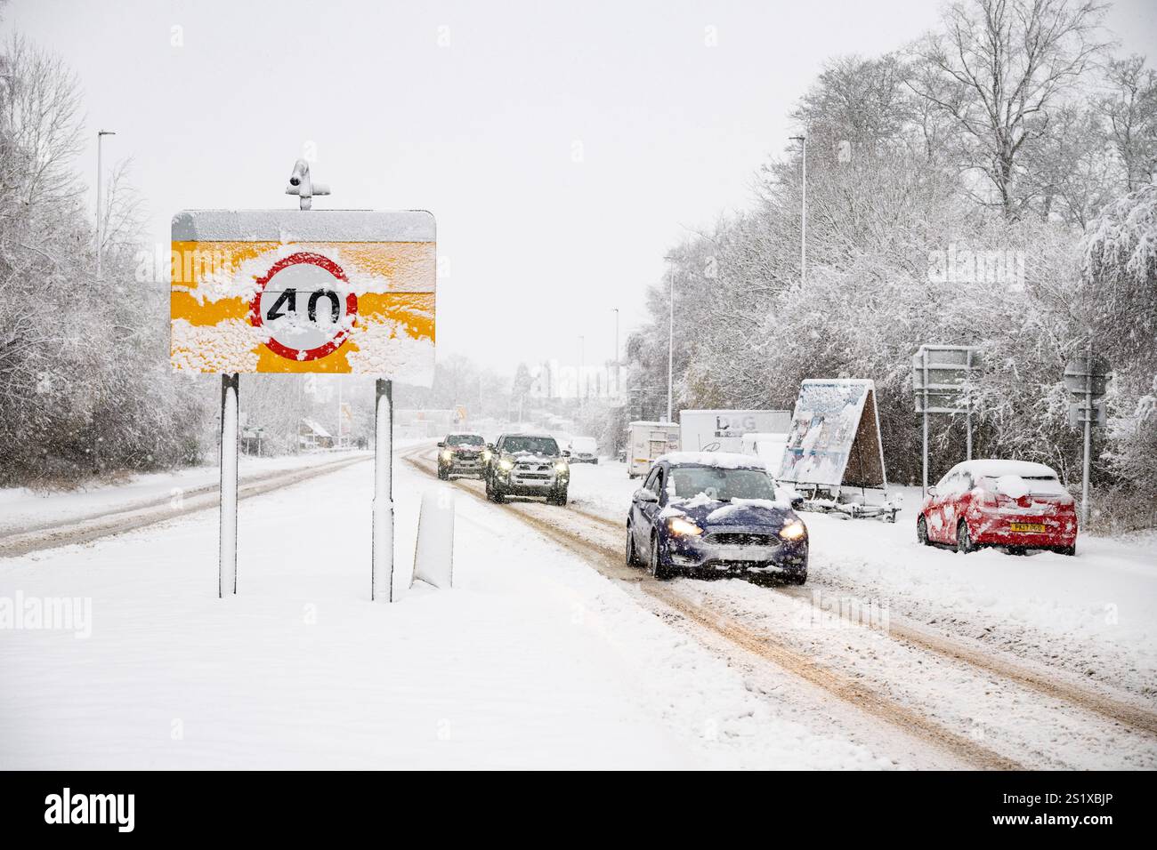 A65, Burley a Wharfedale, Ilkley, West Yorkshire, Regno Unito. 5 gennaio 2025. Meteo Regno Unito - traffico lento sulla A65 vicino a Burley a Wharfedale credito: Kay Roxby/Alamy Live News Foto Stock
