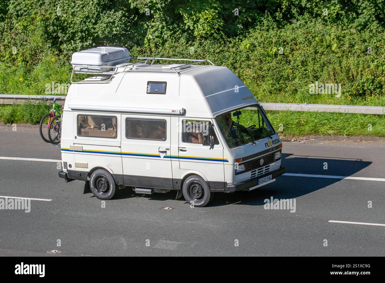 Anni '1990 90 VW anni '90 Volkswagen Diesel 2383 cc Westfalia indossava furgone con tenda fiamma F45 S; viaggiava sull'autostrada M6, Regno Unito Foto Stock