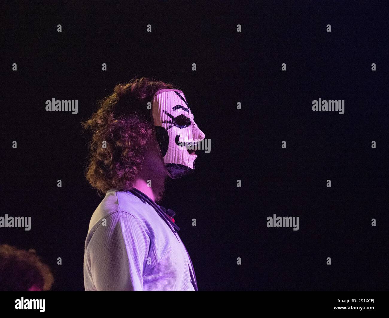 Cetina, Spagna. 28 luglio 2024. Alvaro Rivas di Alcala Norte indossa una maschera "contradanza" mentre si esibisce in concerto durante il CetIN Festival tenutosi a Cetina (Spagna). © Valentin Sama-Rojo/Alamy Live News. Foto Stock