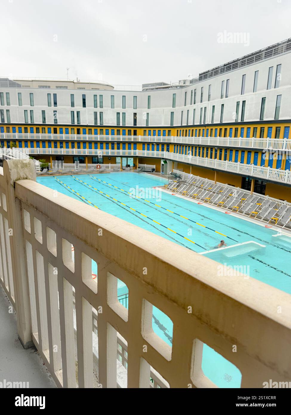 Francia, Parigi, 17 novembre 2024, Vista dal balcone del famoso piscine molitor di parigi, con un corso di nuoto in piscina Foto Stock