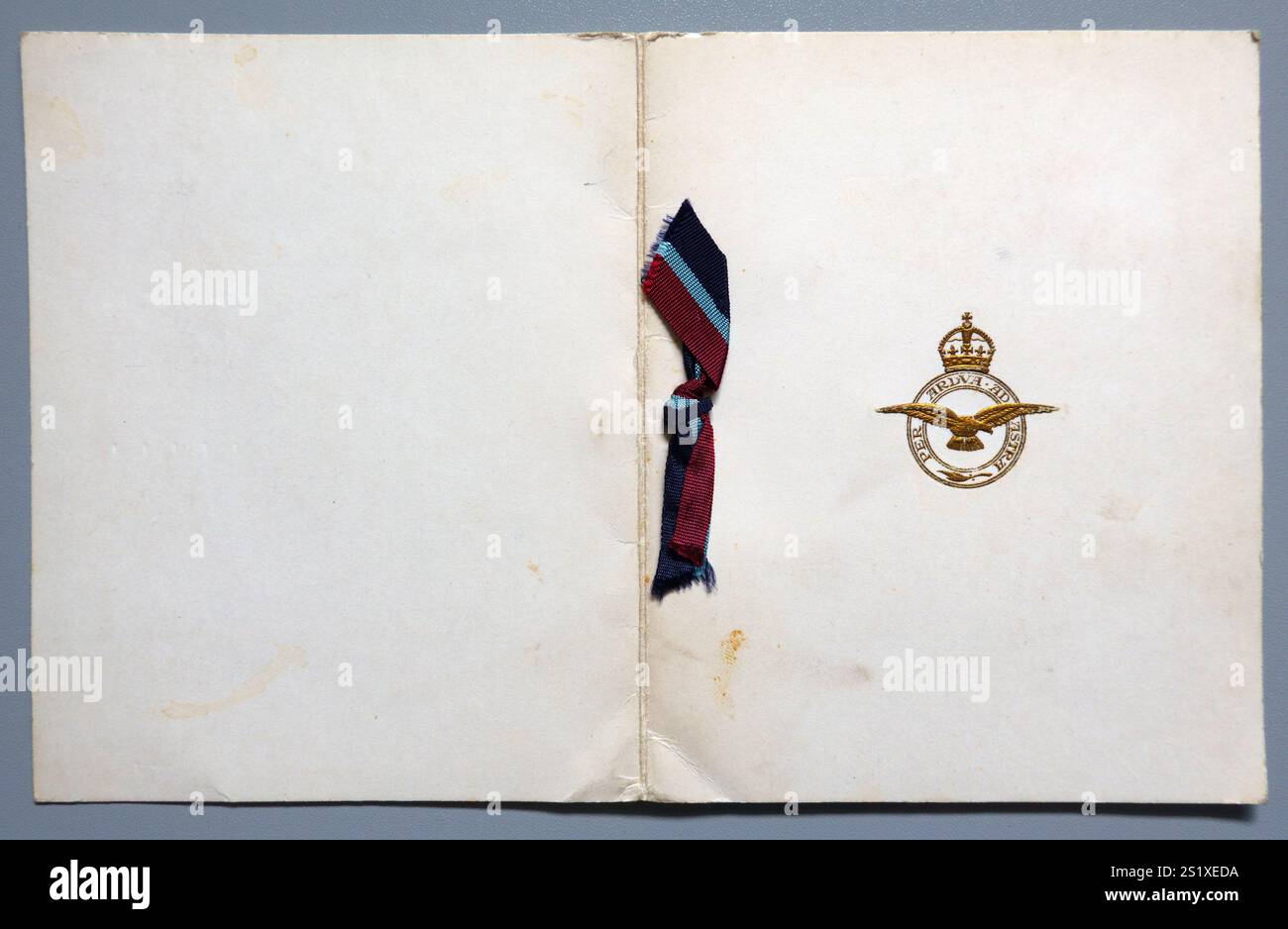 Copertura per il biglietto di Natale RAF Hucknall, 1953, con nastro Royal Air Force. Foto Stock