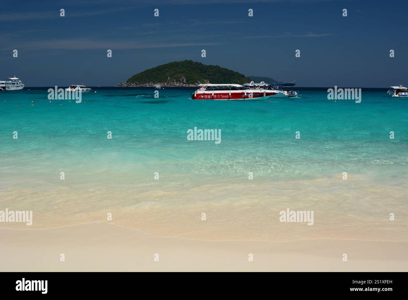 Barca ormeggiata a Koh Similan. Isola Similan. Provincia di Phang Nga. Thailandia Foto Stock