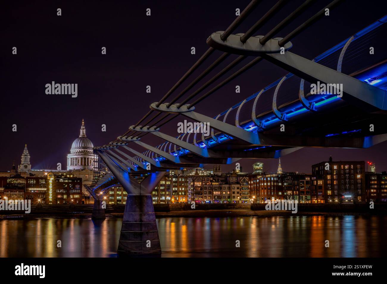 Millennium Bridge di notte, Londra, Regno Unito Foto Stock