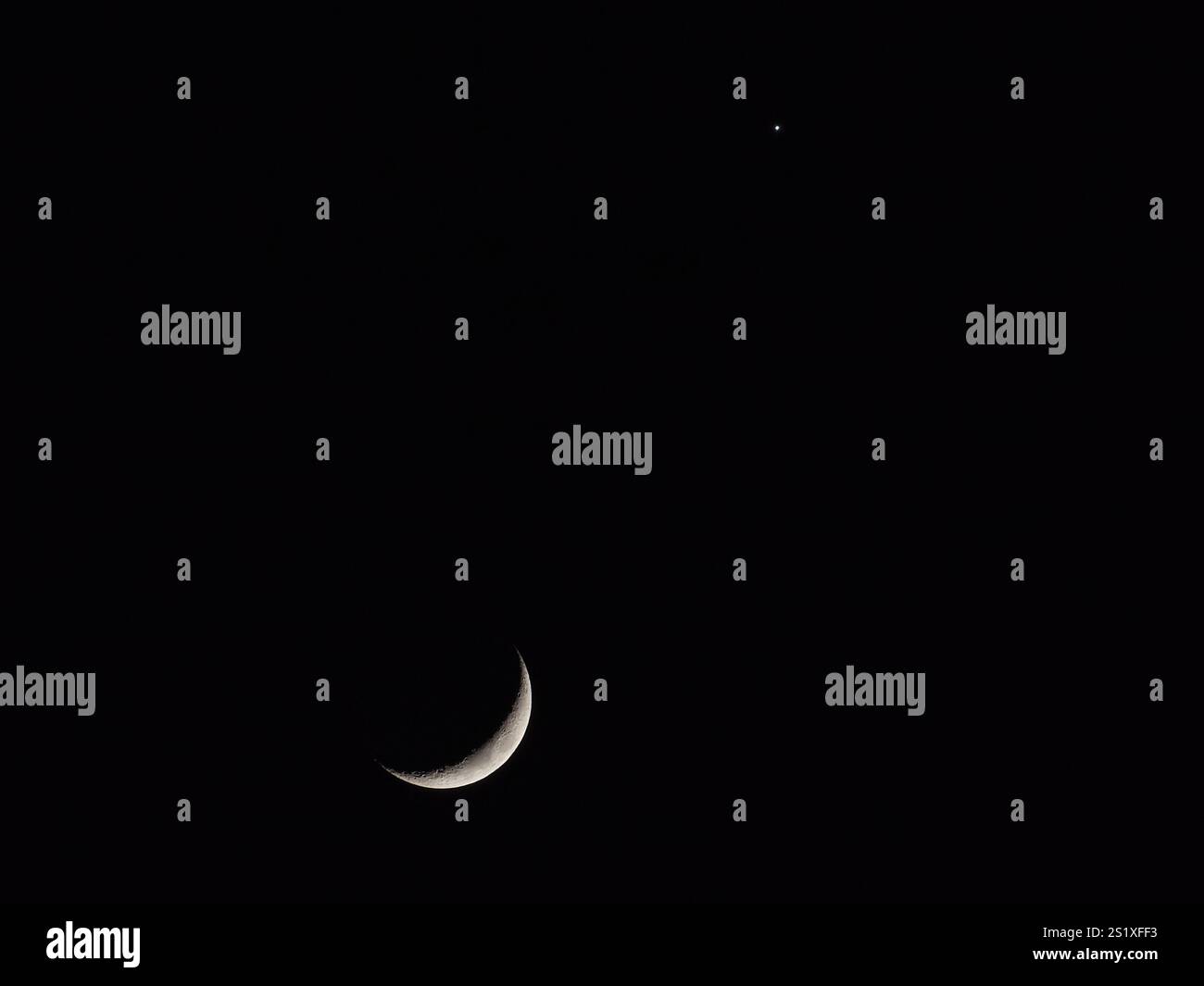 Atene, Grecia - 3 gennaio 2025: Luna e Venere ballano insieme sotto il cielo scuro invernale Foto Stock