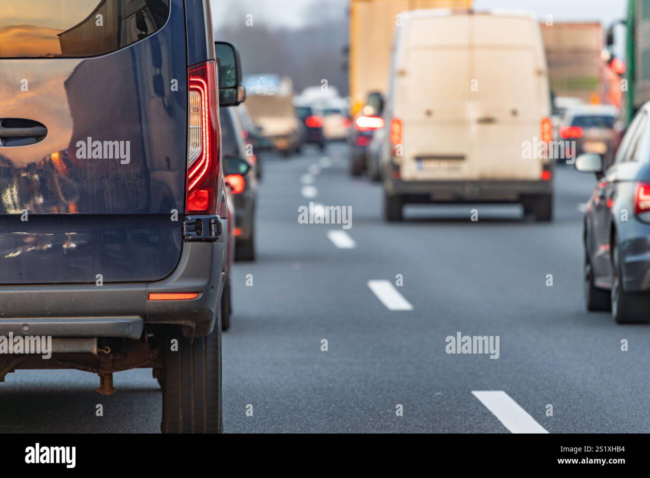 Furgone in un traffico lento sull'autostrada tedesca Foto Stock