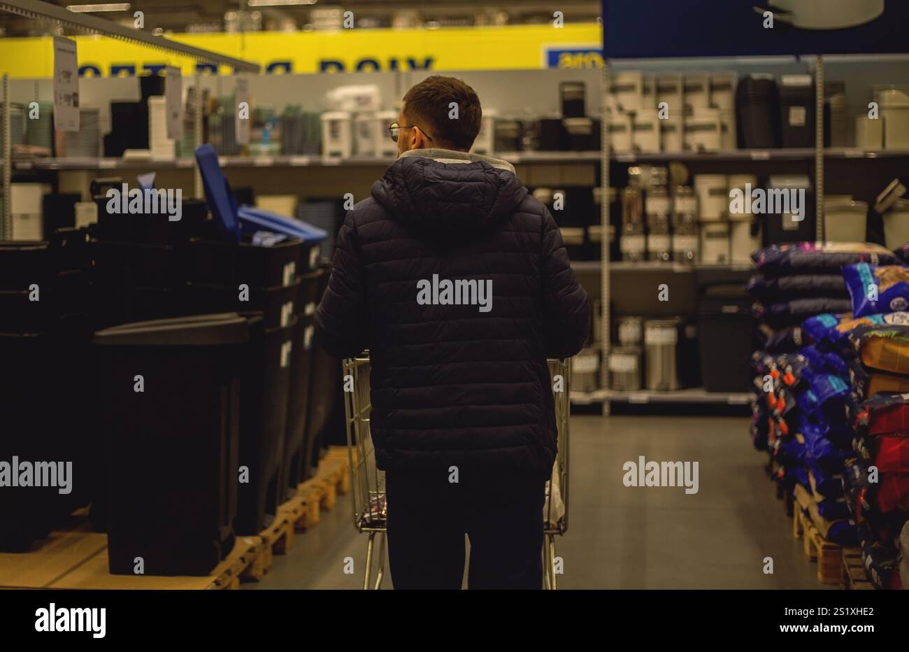 Un uomo che fa shopping in un supermercato Foto Stock