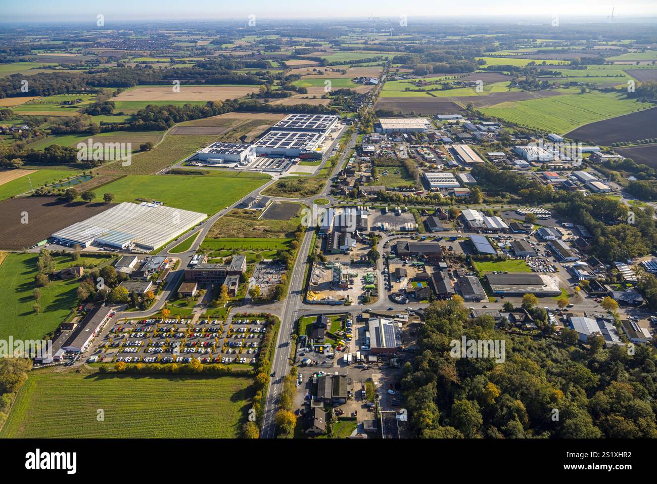 Vista aerea, edificio dell'azienda SARIA A/S GmbH con parcheggio, Volmary GmbH, nuovo centro logistico centrale di magazzini Cordes e Graefe con tetto solare Foto Stock