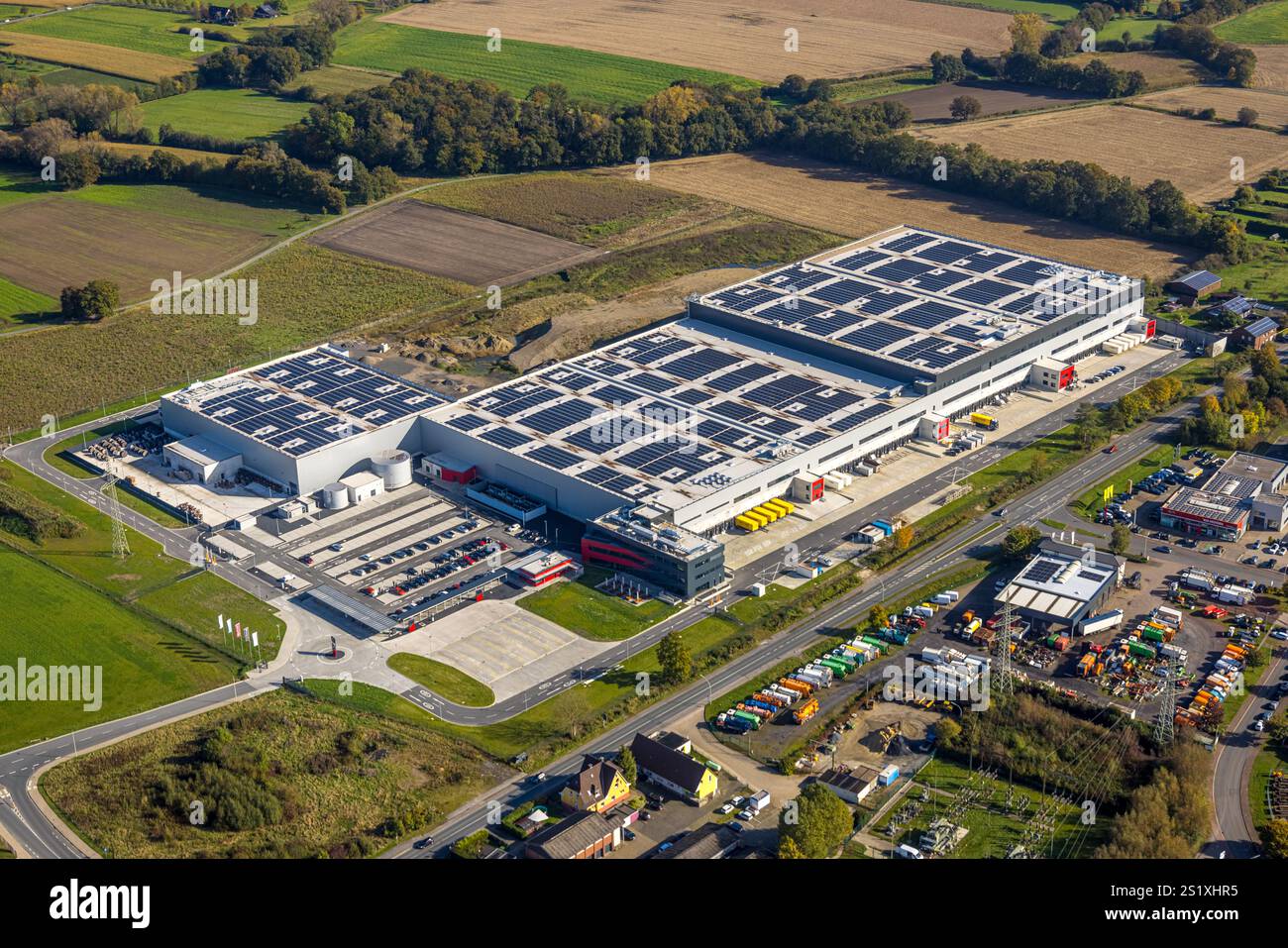 Vista aerea, nuovo centro logistico centrale di magazzini Cordes e Graefe con tetto solare Werner Straße nella zona industriale di Schachtstraße, SELM, Müns Foto Stock