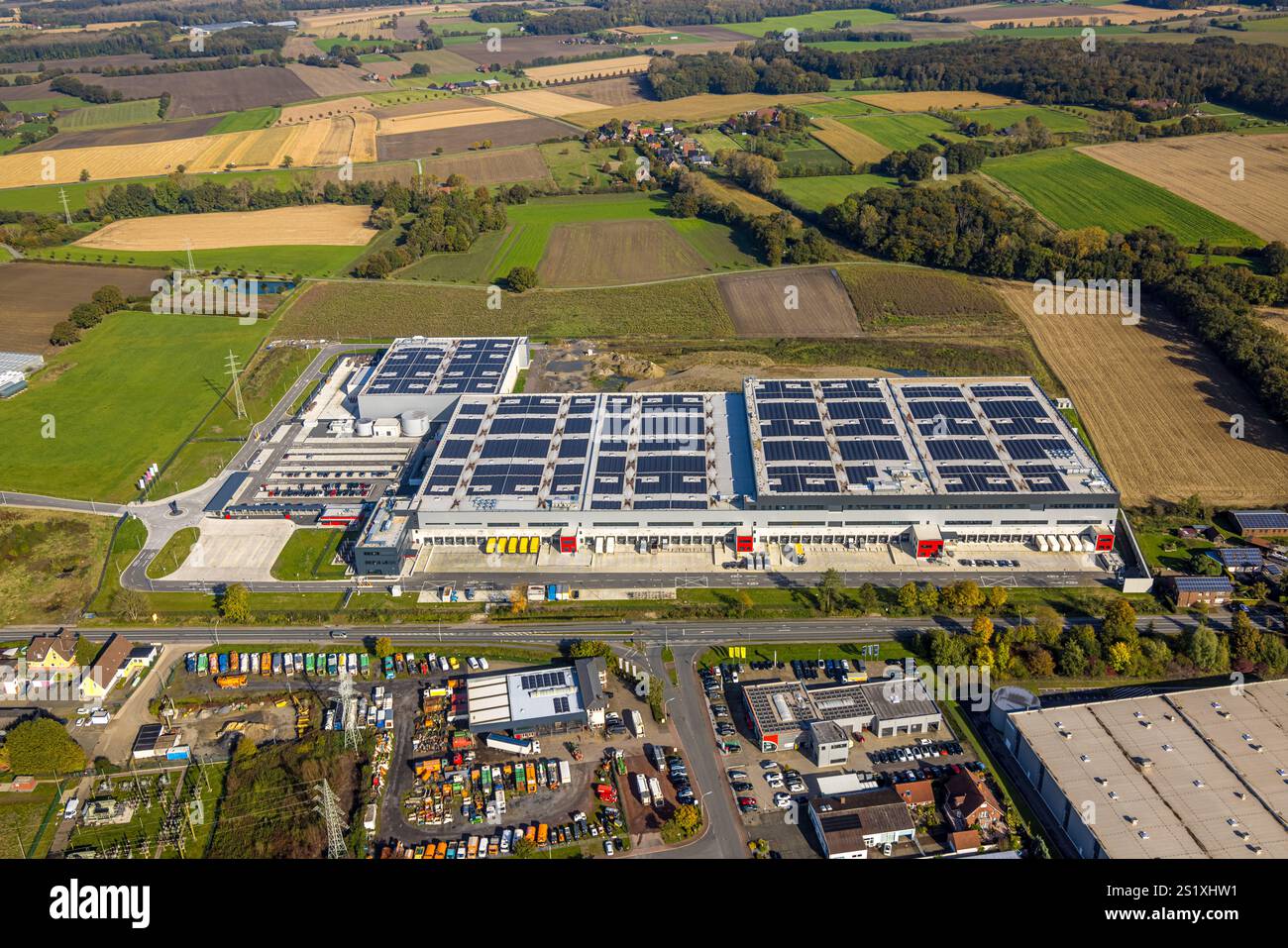 Vista aerea, nuovo centro logistico centrale di magazzini Cordes e Graefe con tetto solare Werner Straße nella zona industriale di Schachtstraße, SELM, Müns Foto Stock