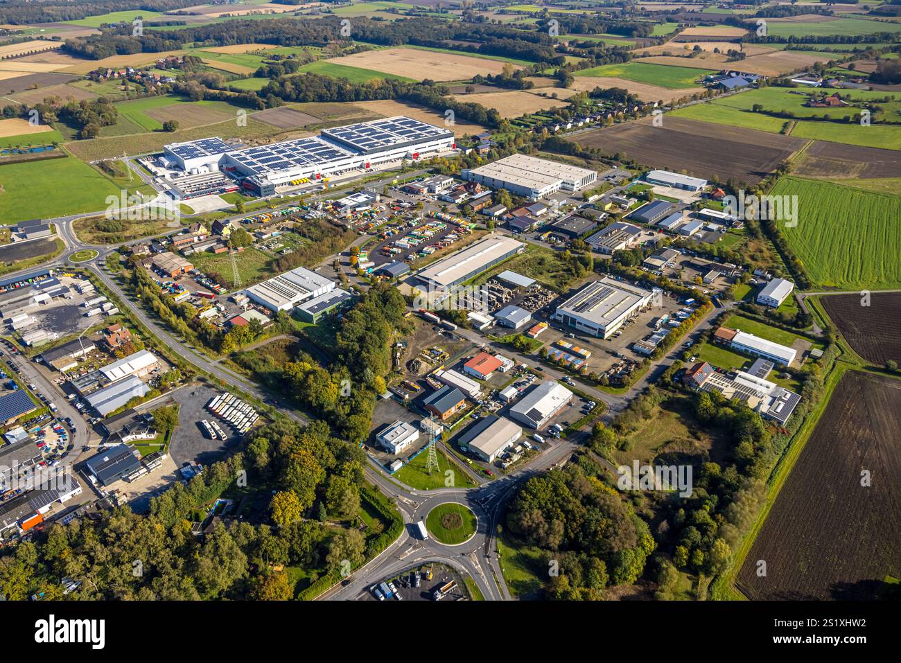 Veduta aerea, nuova costruzione del centro logistico centrale del magazzino Cordes e Graefe con tetto solare Werner Straße nel parco industriale Schachtstra Foto Stock