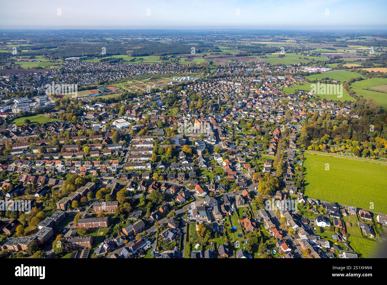 Vista aerea, vista della città con la scuola secondaria Selma Lagerlöf, Friedenskirche e la chiesa parrocchiale cattolica di St. Ludger, Auenpark sullo sfondo, Foto Stock
