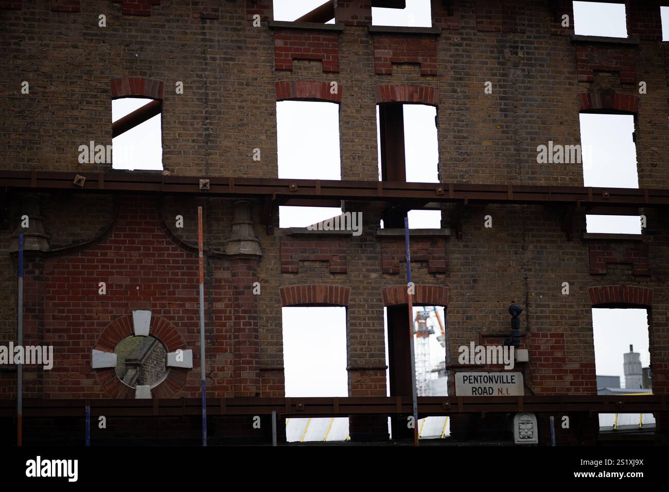 Edificio in ricostruzione sulla Pentonville Road, Londra, con la vecchia facciata mantenuta Foto Stock