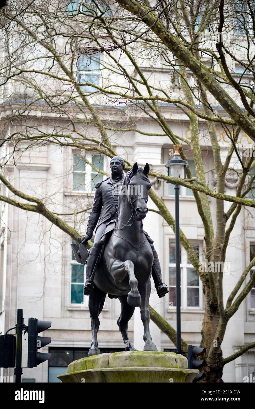 Statua equestre in bronzo di re Giorgio III di Matthew Cotes Wyatt in Cockspur Street, Londra. Il re è seduto sul suo cavallo arabo, Adone Foto Stock