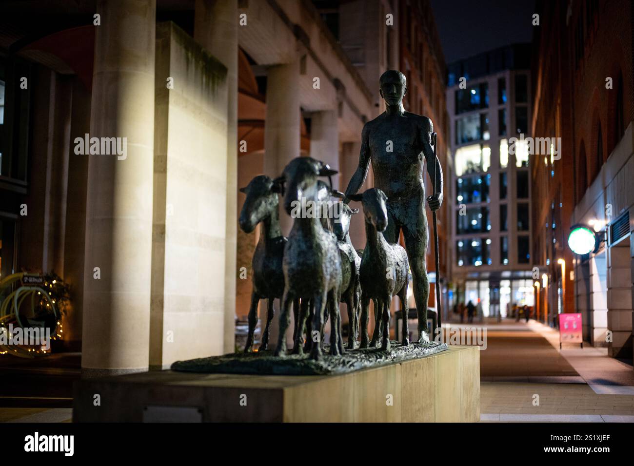 Scultura Paternoster di Elisabeth Frink a Paternoster Square, Londra. La scultura in bronzo è anche conosciuta come Pastore e pecore Foto Stock