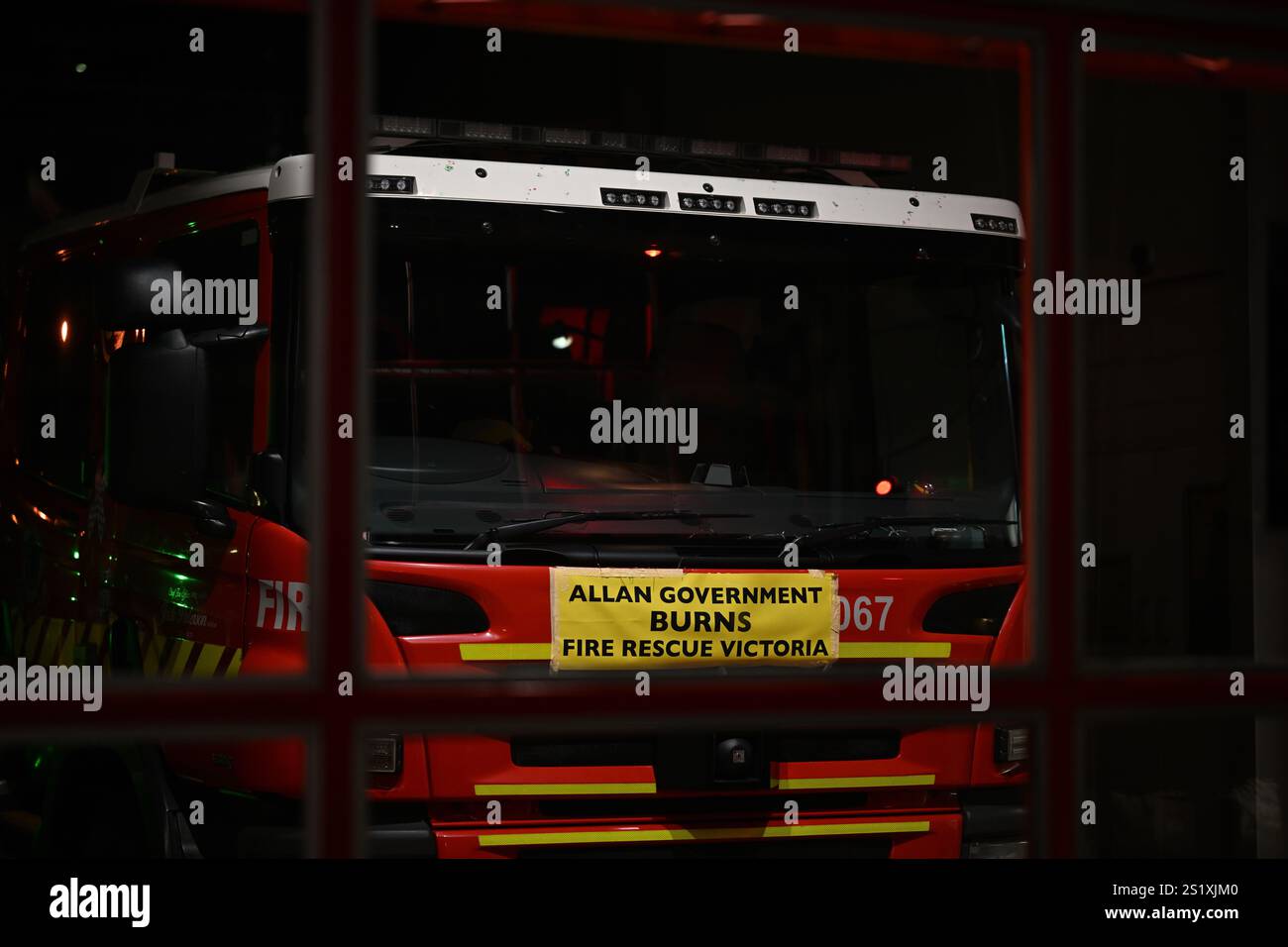 Messaggio del governo anti-laburista davanti al camion dei vigili del fuoco FRV che afferma che, il governo di Allan brucia i vigili del fuoco Victoria Foto Stock