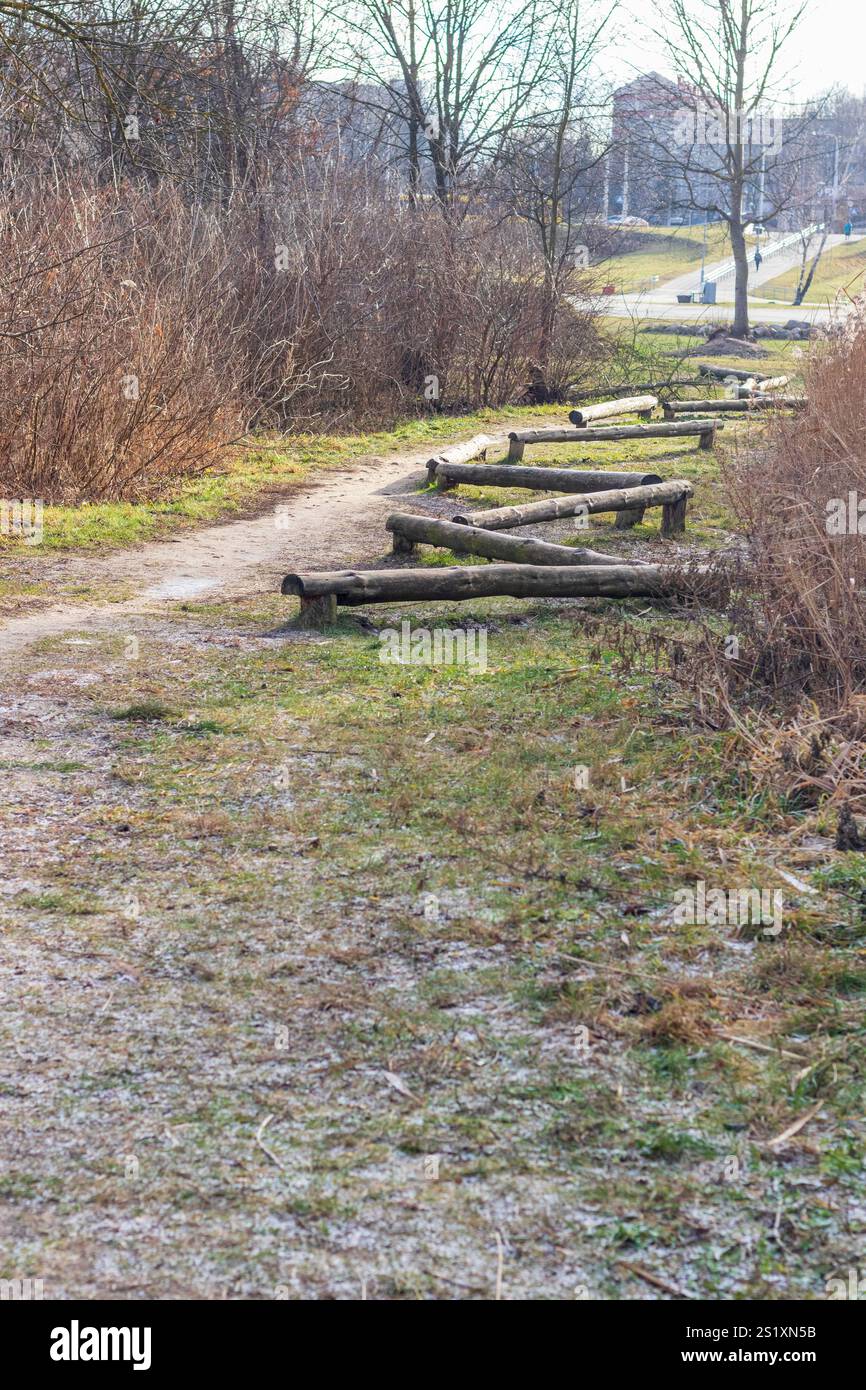 Tronchi di legno come elemento dell'attrezzatura fisica del parco Foto Stock