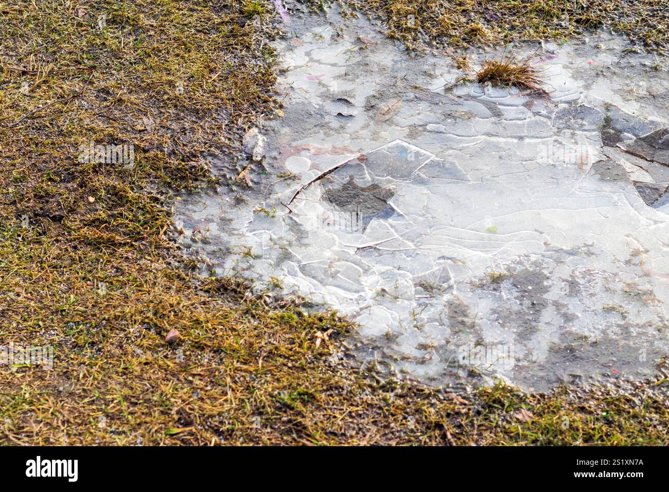 Concept shot del ghiaccio incrinato a terra Foto Stock