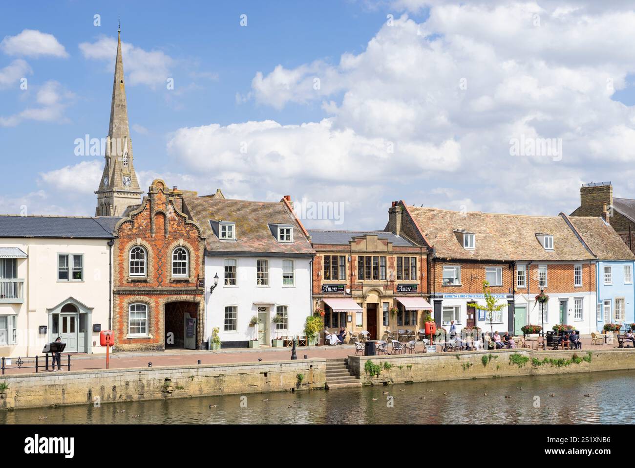 St Ives The Quay negozi e ristoranti sulla banchina di St Ives, una città medievale di mercato Quayside St Ives Cambridgeshire Inghilterra Regno Unito Europa Foto Stock