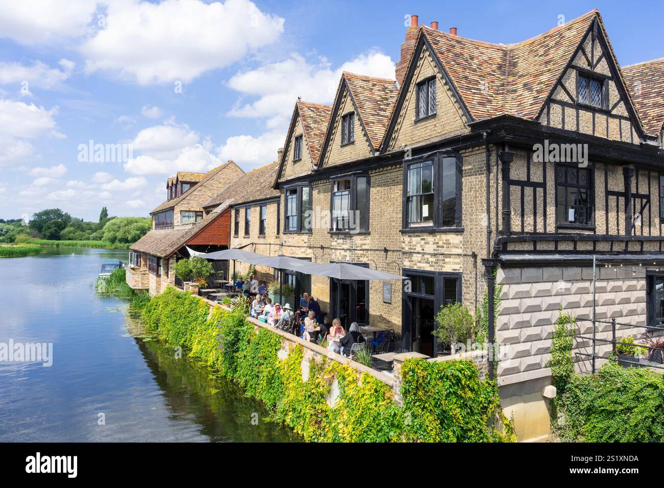 St Ives The River Terrace Cafe vicino al fiume Great Ouse a St Ives, una città medievale di mercato St Ives Cambridgeshire Inghilterra Regno Unito Europa Foto Stock