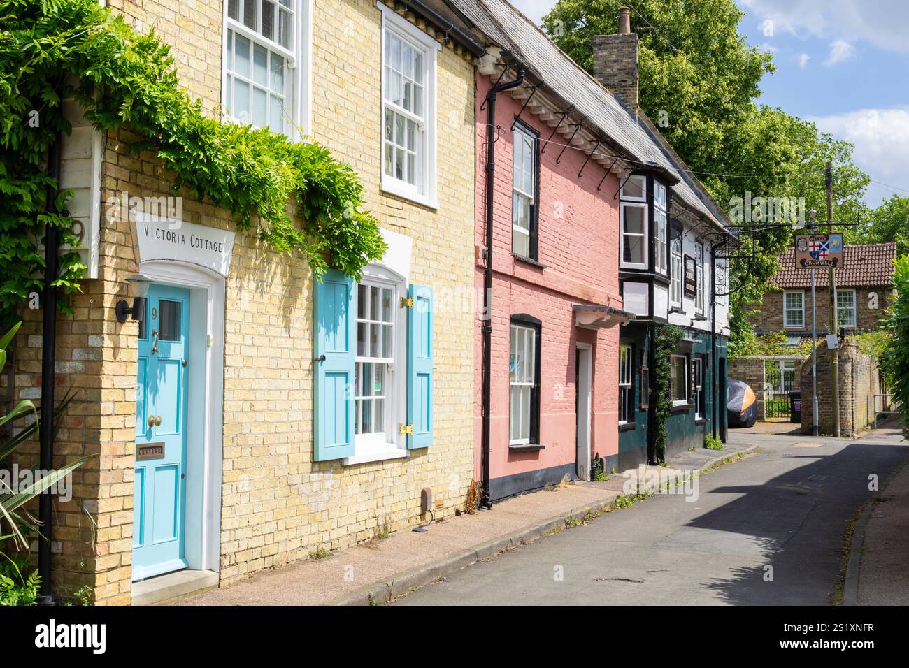 St Ives House e il pub Oliver Cromwell in Wellington Street a St Ives, una città medievale di mercato St Ives Cambridgeshire Inghilterra Regno Unito Europa Foto Stock