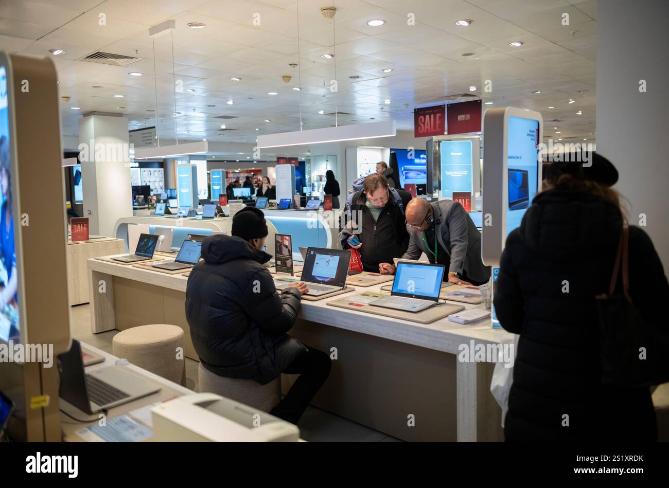 Gli acquirenti approfittano dei saldi di gennaio di John Lewis, presso il flagship store di Oxford Street, nel centro di Londra, Inghilterra, Regno Unito Foto Stock