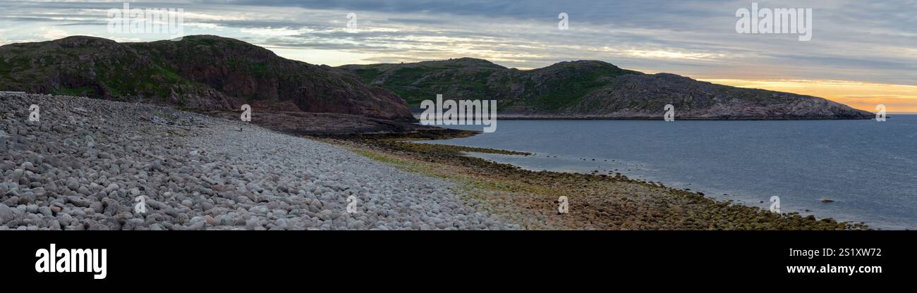 Panorama della costa del Mare di Barents al tramonto. Teriberka, regione di Murmansk, Russia Foto Stock
