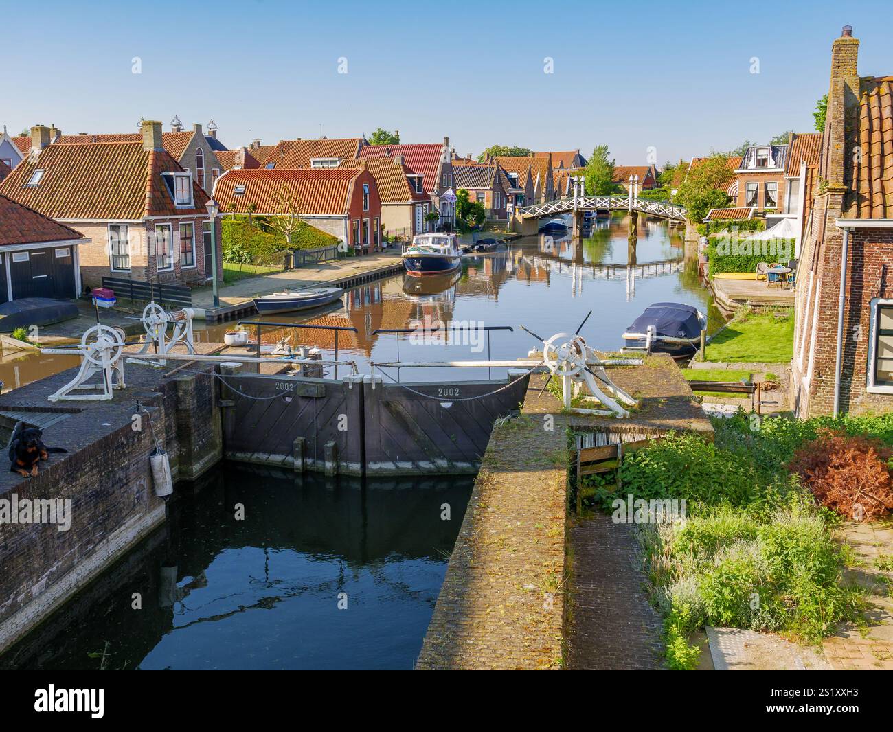 Chiusa e canale Zijlroede nel centro storico di Hindeloopen, Frisia, Paesi Bassi Foto Stock