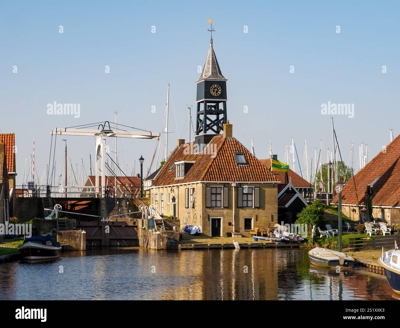 Sylhus, casa del guardiano delle chiuse e ponte levatoio dal canale Zijlroede nella città vecchia di Hindeloopen, Frisia, Paesi Bassi Foto Stock Sylhus, casa del guardiano delle chiuse e ponte levatoio dal canale Zijlroede nella città vecchia di Hindeloopen, Frisia, Paesi Bassi Foto Stock