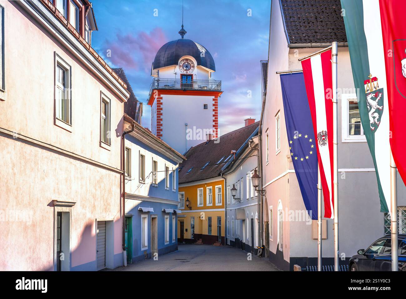 La città di Leoben, la strada colorata e il cancello della torre, lo stato austriaco della Stiria Foto Stock