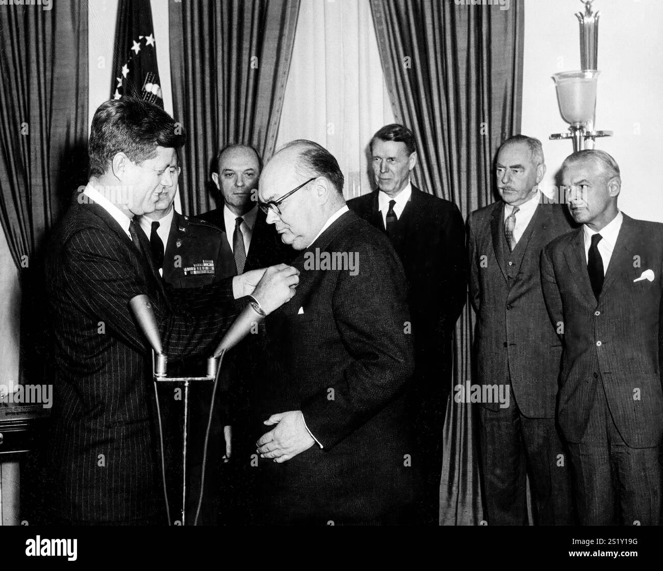 AR6346-A 21FEB1961 presentazione della Medaglia della libertà a Paul-Henri Spaak. Foto Stock
