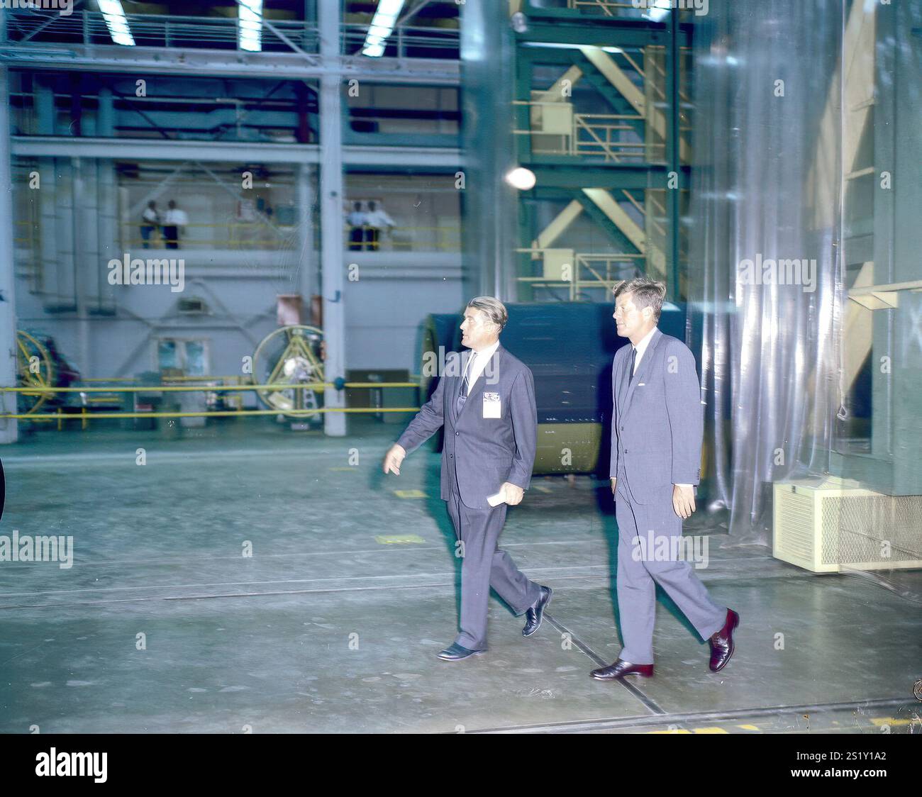 Il presidente John F. Kennedy ha visitato il Marshall Space Flight Center su Settembre 11, 1962. Qui il presidente Kennedy e il dottor Wernher von Braun, Direttore MSFC, tour uno dei laboratori. Immagine # : 9801807 Foto Stock